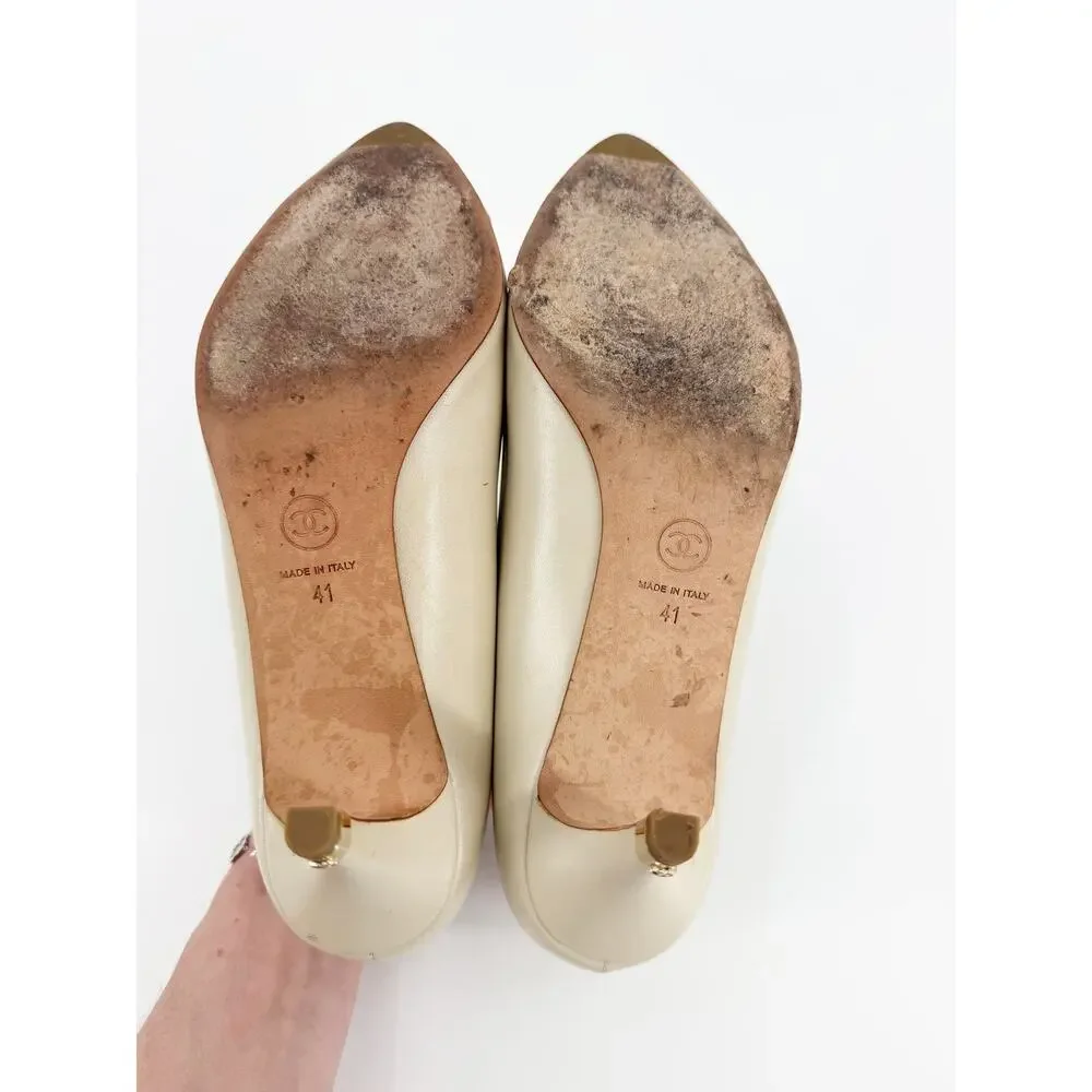 Chanel White Lambskin Leather Gold Cap Pointed Toe Kitten Heels Pumps 41 CC